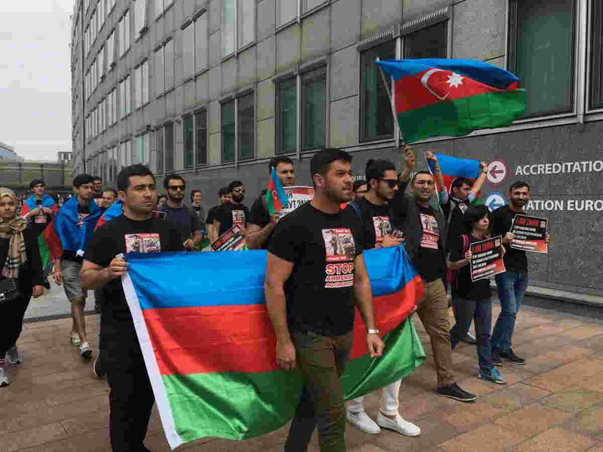 Polşadakı azərbaycanlılar Ermənistan səfirliyi qarşısında aksiya keçirdilər -  FOTO