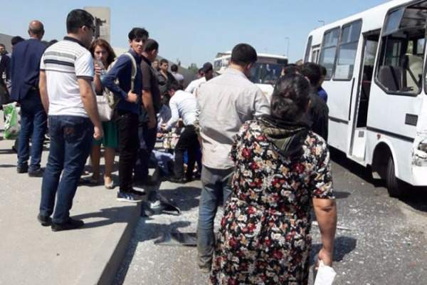 Bakıda DƏHŞƏTLİ QƏZA:   Avtobus avtomobillərə çırpıldı - ölənlər və yaralananlar var (YENİLƏNİB)