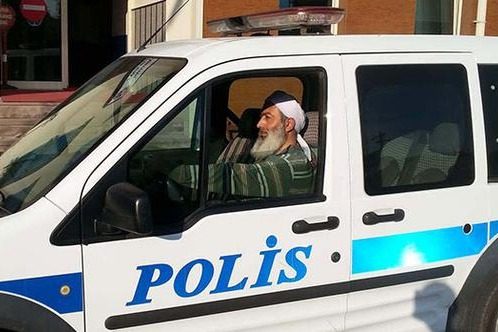 Saqqallı polis işdən qovuldu -  Türkiyədə