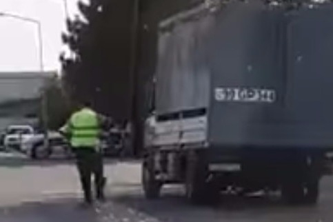 Maşını yol polisinin üstünə sürən sürücüdən   XƏBƏR VAR (VİDEO)