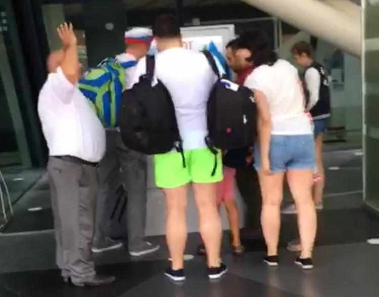 Bakı hava limanında biabırçılıq -  Turistlər belə aldadılır (VİDEO)
