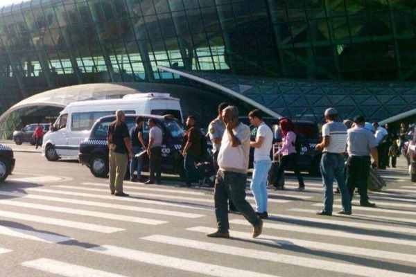 Bakı hava limanında biabırçılıq -  Turistlər belə aldadılır (VİDEO)