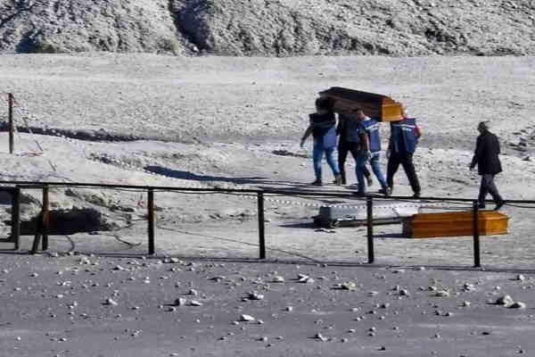 Bir ailənin 3 üzvü vulkan kraterinə düşüb öldü 