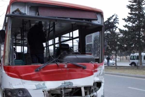 Masazırda ağır qəza:  Sərnişin dolu avtobus divara çırpıldı - VİDEO