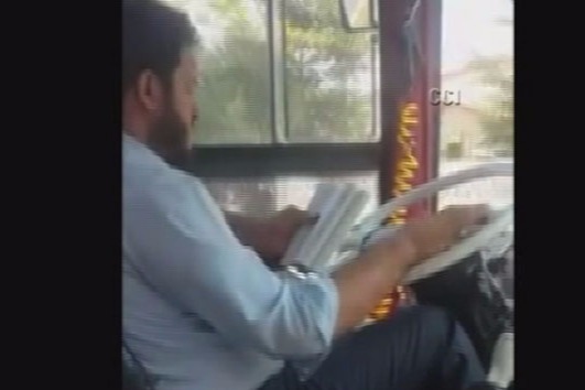 Sürücü kitab oxuya-oxuya avtobusu idarə etdi -  VİDEO