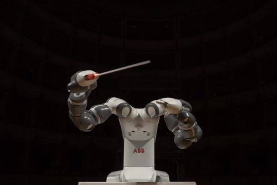Robot ilk dəfə simfonik orkestrə dirijorluq edib â€“  VİDEO