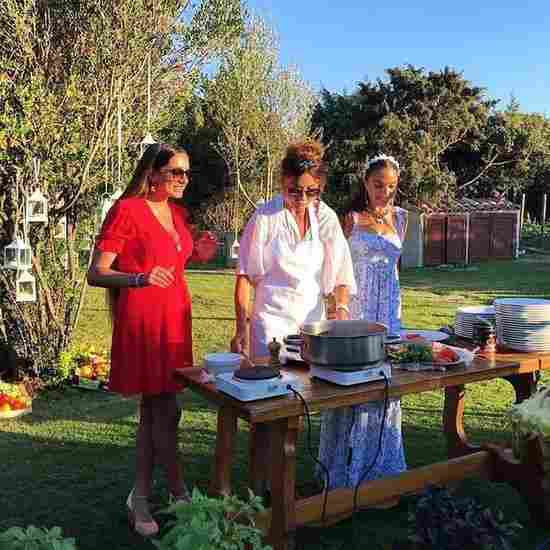 Mehriban Əliyeva qızları ilə   yemək bişirdi (FOTO)