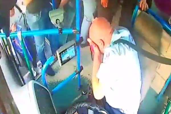 Avtobus sürücüsü vəhşicəsinə döyüldü -  BAKIDA (VİDEO)