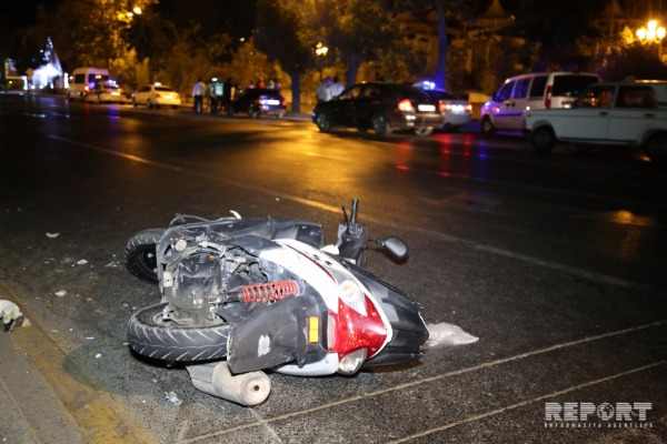 Qırmızı işıqdan keçən mopedi avtomobil vurdu -  kuryer xəsarət aldı (VİDEO)