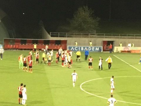 Qəbələ â€“ Neftçi matçında QALMAQAL:  Futbolçu komanda yoldaşına yumruq vurdu (FOTOLAR)