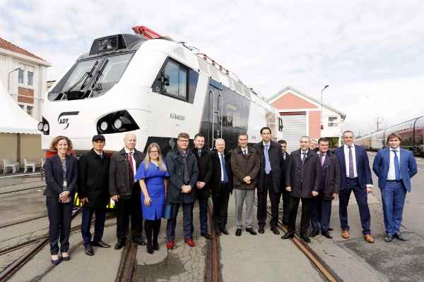 Azərbaycan üçün istehsal olunan sərnişin lokomotivin təqdimatı oldu -  FOTOLAR