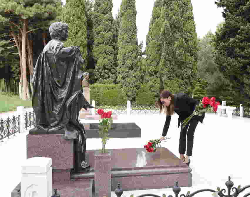 Mehriban Əliyeva Aida İmanquliyevanın   məzarını ziyarət etdi (FOTOLAR)