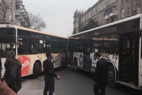 Bakıda iki avtobus toqquşdu -  XƏSARƏT ALANLAR VAR (FOTOLAR)
