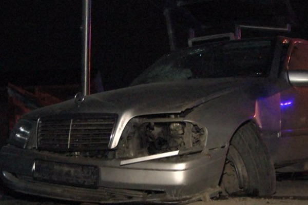 Mercedes dirəyə çırpıldı: Sərnişin ağır yaralandı