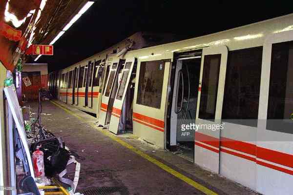 Metroda qatarlar toqquşdu:   25 yaralı var (FOTO)