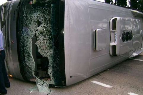 Sərnişin avtobusu aşdı:   2 ölü, 10 yaralı