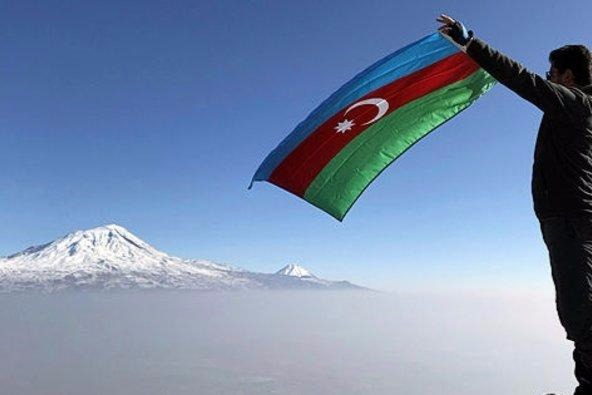 Ağrı dağda Azərbaycan bayrağı ucaldıldı 