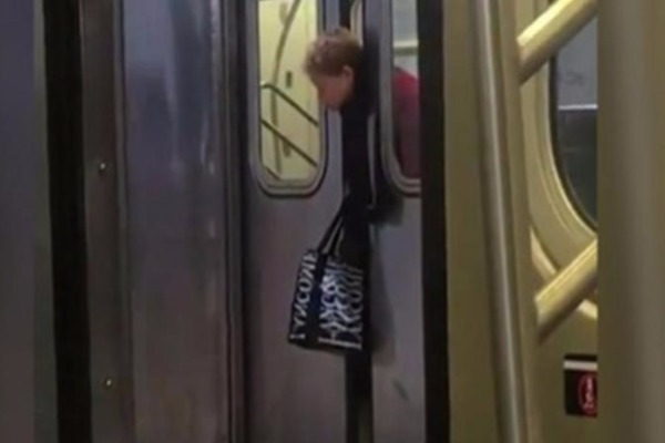  Yaşlı qadının başı metronun qapıları arasında qaldı  - VİDEO