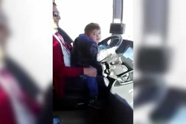 5 yaşlı uşağına şəhərlərarası avtobusun sükanını etibar etdi -   VİDEO