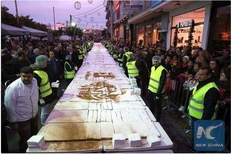 70 metr uzunluğunda tort bişirildi - Yeni il münasibəti ilə
