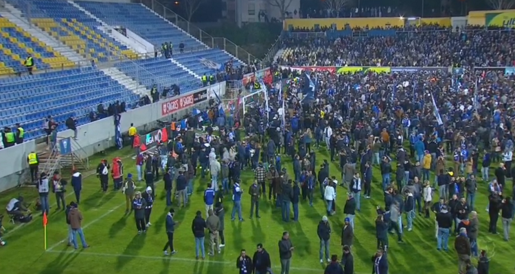   Stadionda TƏHLÜKƏ:  Oyun dayandırılmasa ... - FOTO