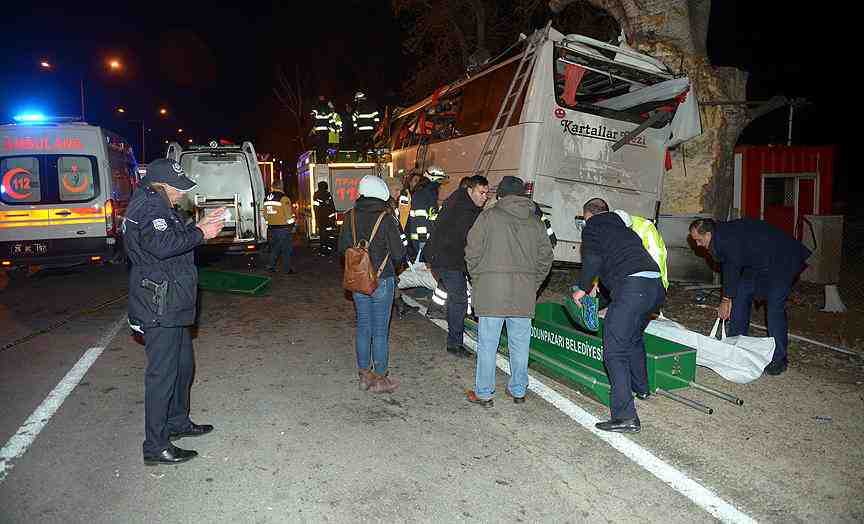 Türkiyədə avtobus qəzası: 13 ölü, 42 yaralı var (FOTOLAR)