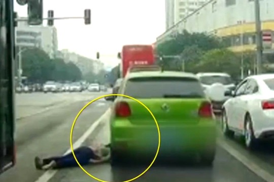 Sürücü maşını ilə yola yıxılan qadının başının üstündən keçdi -   DƏHŞƏTLİ VİDEO