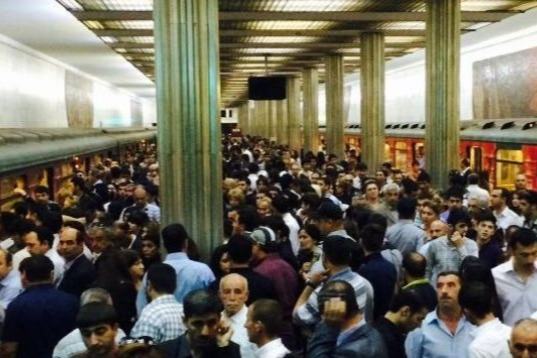 Bakı metrosunda HƏYƏCANLI ANLAR - Halı pisləşənlər oldu