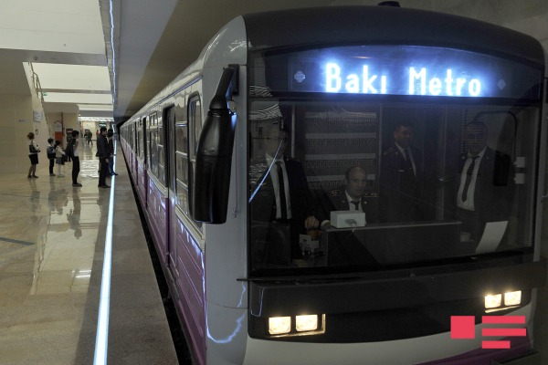 Bakı metrosunda bədbəxt hadisə:  qadın qatarın altına yıxıldı