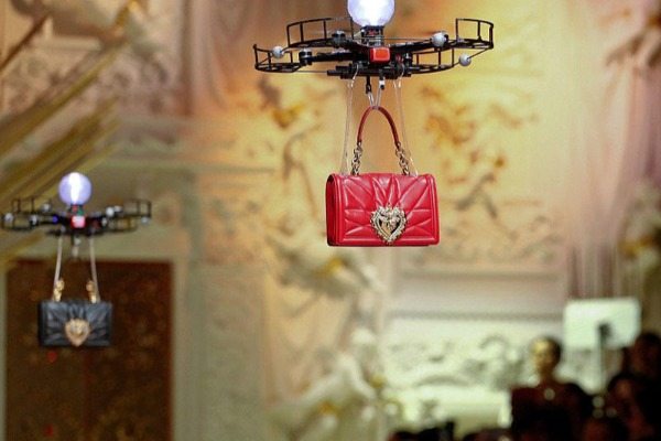 Dünya modasında ilk dəfə -  çantaları dronlar göstərdilər - VİDEO