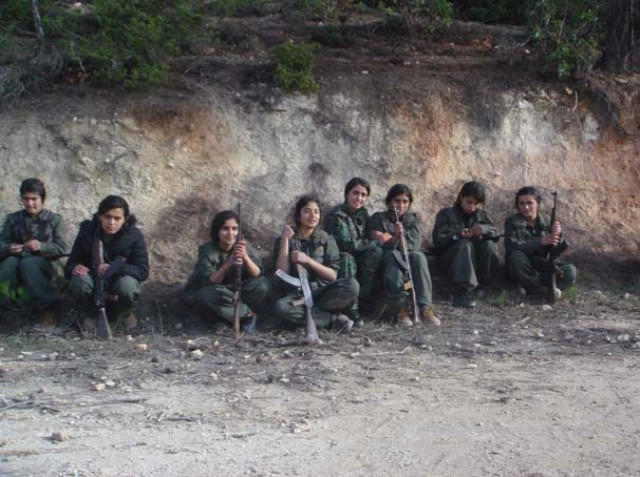 12-13 yaşlı qızlar hərbi formada,  əllərində silah - FOTO