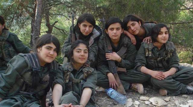 12-13 yaşlı qızlar hərbi formada,  əllərində silah - FOTO