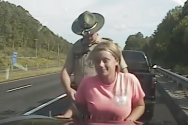 Yol polisinin qadın sürücüyə qarşı əxlaqsızlığı - VİDEO