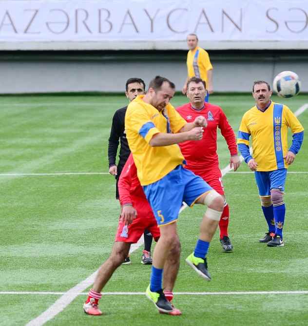Azərbaycanlı nazir rəsmi geyimdə futbolçulara top ötürdü -  FOTOLAR