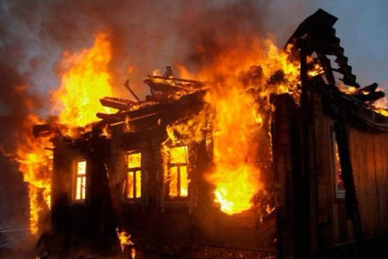 Qaxda 6 otaqlı ev yandı 