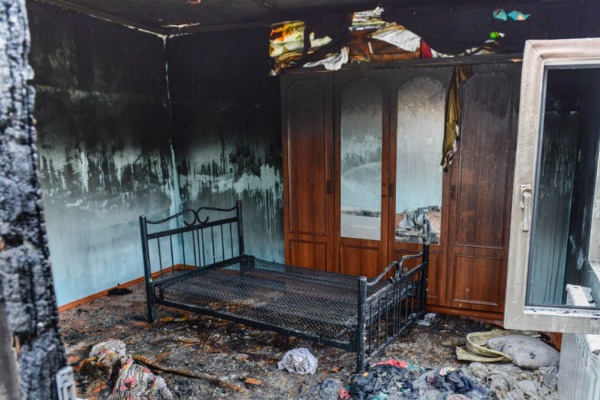 Kürdəmirdə 6 otaqlı ev yandı 