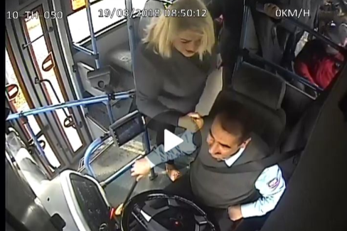 Avtobusda qadın sərnişin sürücünü yumruqladı  - Bakıda (VİDEO)
