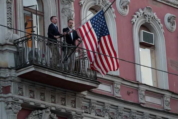 Rusiya ABŞ bayrağını endirdi - VİDEO