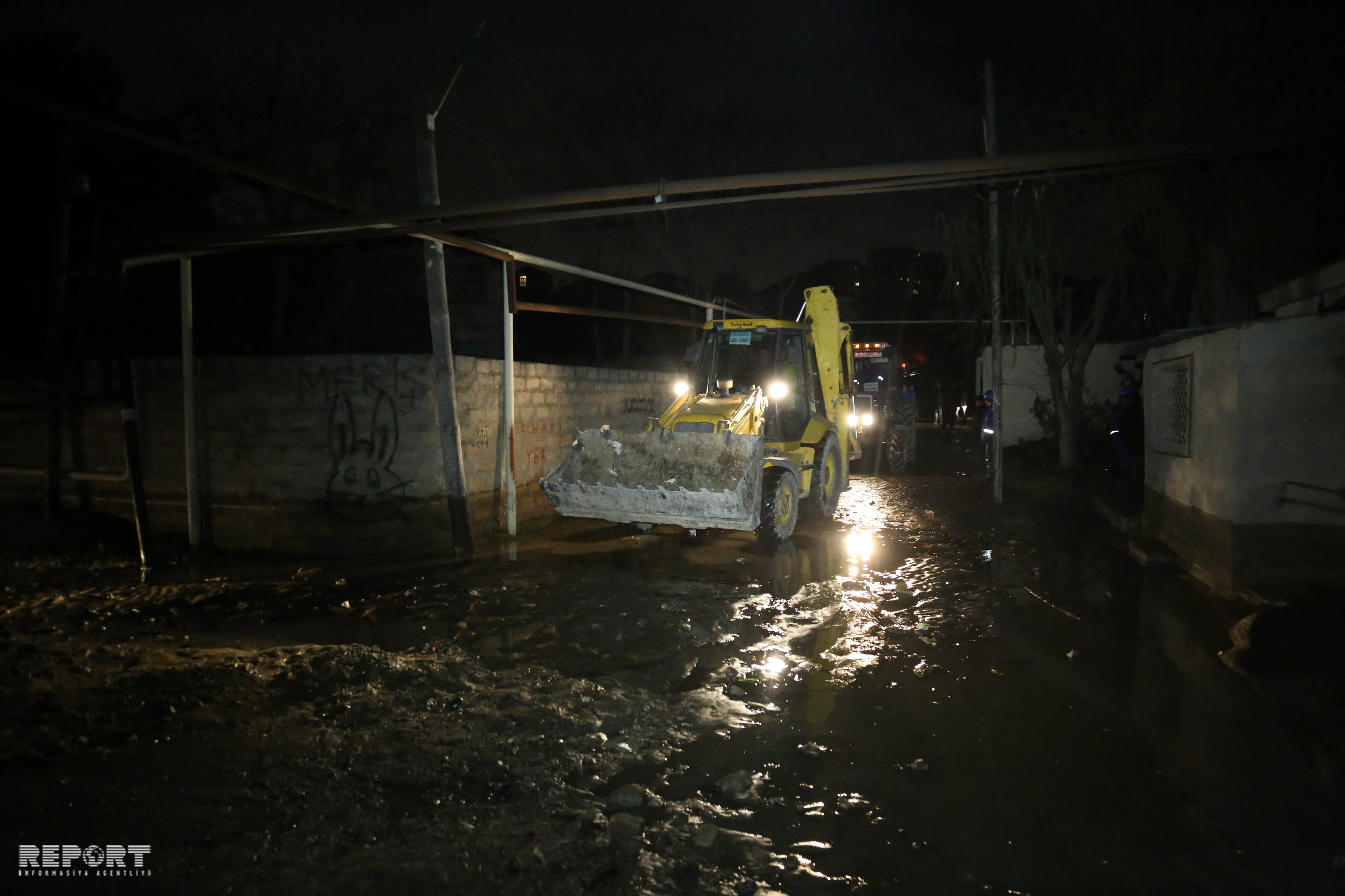 Bakıda boru partladı:    30-a yaxın ev su altında qaldı (FOTOLAR)