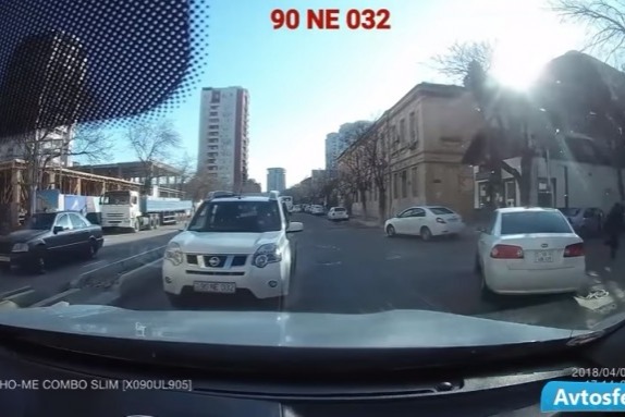 Ağsaqqal sürücü "protiv" getdi, gənc sürücü onu geri qaytardı - VIDEO