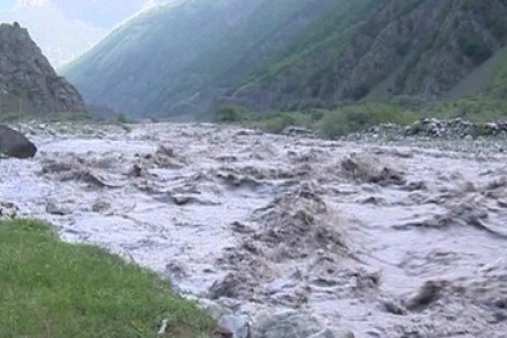 Sel suları fəsadlar törətdi, istixanalar dağıldı - Balakəndə