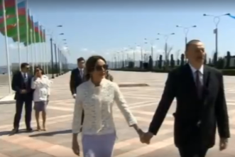 Dövlət başçısı ailəsi ilə birgə    Bayraq Meydanında - toplardan yaylım atəşi açıldı (VİDEO-YENİ)