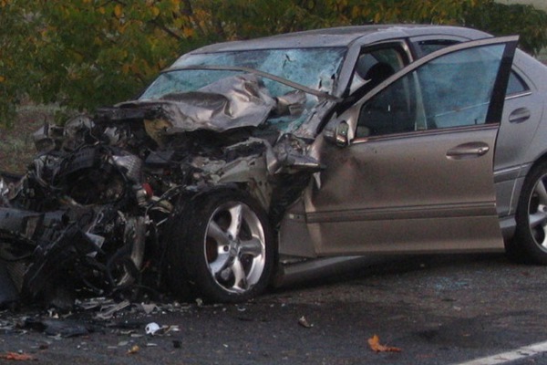 Mercedes  dirəyə çırpıldı    - sürücü öldü