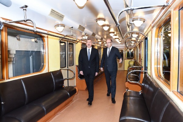 Prezident metroda - Yeni qatarlarla tanış oldu