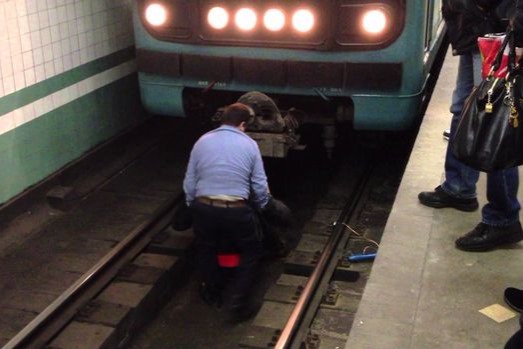Metronun 28 may stansiyasında dəhşətli İNTİHAR: Gənc qız özünü qatarın altına atdı
