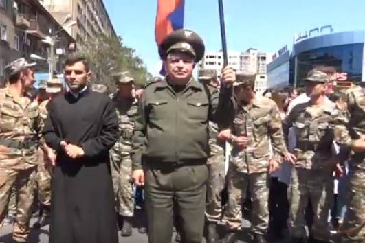Ermənistanda hərbçilər də Sarkisyana qarşı çıxdı -  VİDEO