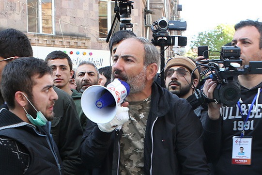 Ermənistanda etiraz aksiyaları yenidən başladı - VİDEO