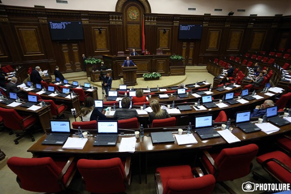 Ermənistanda parlament böhranı başladı