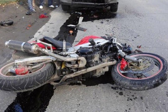 Göyçayda avtomobil motosikletçini vurdu 