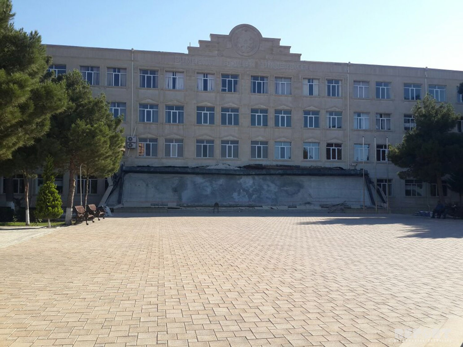 Azərbaycanda bu universitetin binasının girişi UÇDU:   Ölən və yaralanan var? (FOTOLAR)